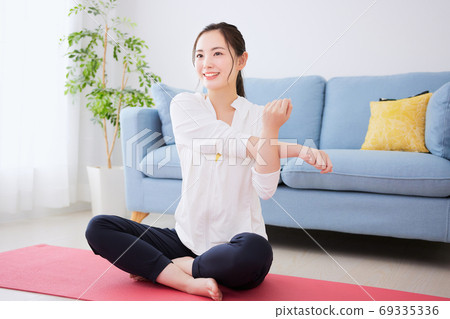 舒展在客廳的一個少婦 舒展在客廳的一個少婦 69335336