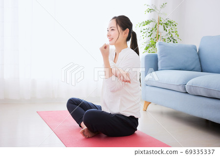 舒展在客廳的一個少婦 69335337