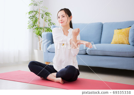 舒展在客廳的一個少婦 舒展在客廳的一個少婦 69335338