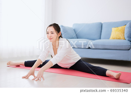 舒展在客廳的一個少婦 舒展在客廳的一個少婦 69335340