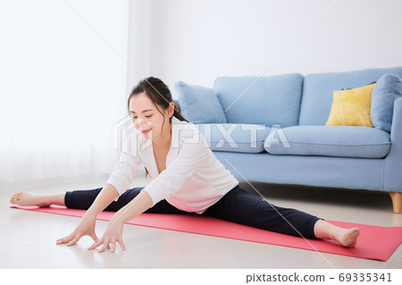 舒展在客廳的一個少婦 69335341