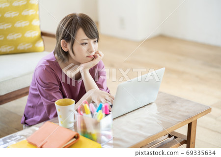 在家工作的年輕女子 在家工作的年輕女子 69335634