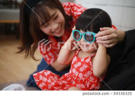 Parents and children frolicking in preparation for travel 69336320