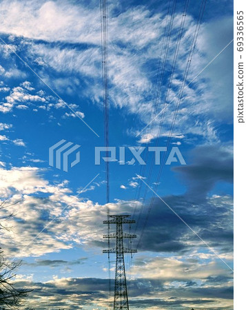 高壓電線塔和秋天的天空 高壓電線塔和秋天的天空 69336565