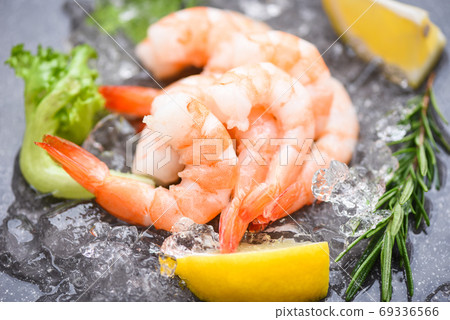 Boiled shrimps prawns on ice frozen at the seafood restaurant - Boiled shrimps prawns on ice frozen at the seafood restaurant - 69336566