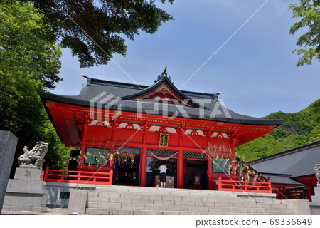 Visit Akagi Shrine, which shines bright red after the rainy season 69336649