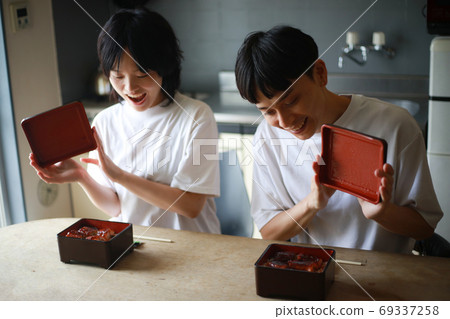 A couple eating unaju 69337258