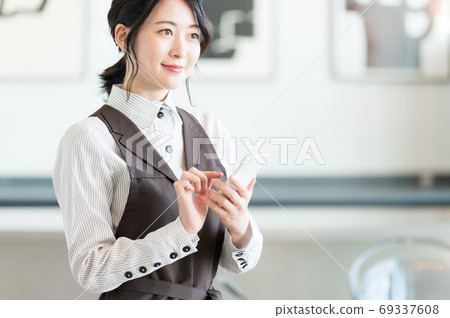 女服務員點菜方便的終端 女服務員點菜方便的終端 69337608
