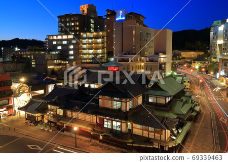 [愛媛縣]道後溫泉本館施工前的夜景 69339463