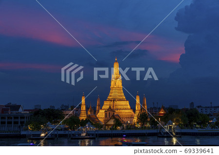 Night view of the famous Thai temple Wat Arun 69339641