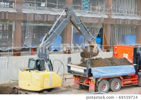 Accumulation of sediment from power shovel to dump truck 69339714