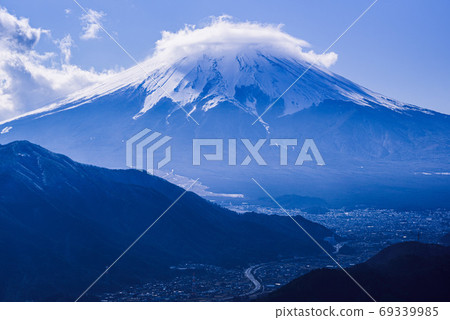 Fuji of Kasakumo seen from Mt. Takagawa Fuji of Kasakumo seen from Mt. Takagawa 69339985