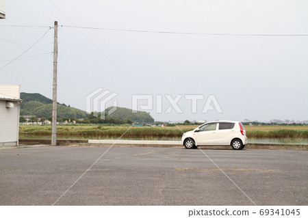 停在停車場的白色汽車 停在停車場的白色汽車 69341045