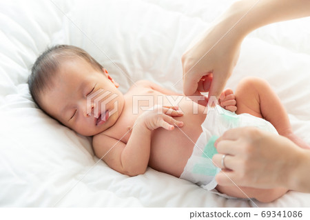 Baby newborn 69341086