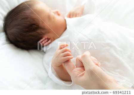 Baby newborn 69341211