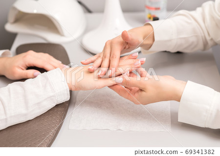 Young woman receiving oil massage 69341382