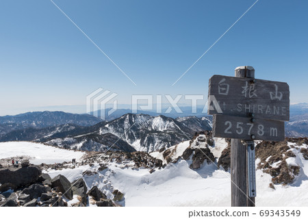 在日光Shirane（奧庫Shirane）的山頂的標誌和藍天在冬天在日本在群馬縣和To木縣之間的邊界上的100座著名山 69343549