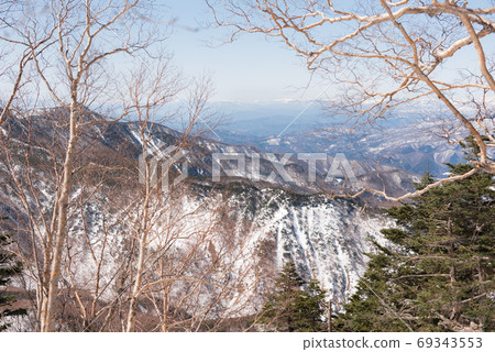 Near the tree and forest limits of Nikko-Shirane (Mt. Oku-Shirane) in the winter of 100 famous mountains in Japan on the border between Gunma and Tochigi prefectures Near the tree and forest limits of Nikko-Shirane (Mt. Oku-Shirane) in the winter of 100 famous mountains in Japan on the border between Gunma and Tochigi prefectures 69343553