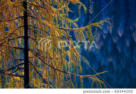 lago di Braies in Dolomites mountains, Sudtirol, Italy 69344208