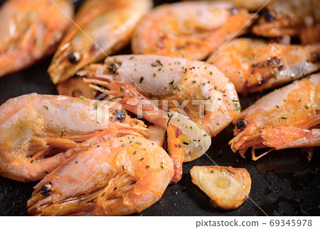 Cooking fried Shrimps on pan with spices close-up 69345978
