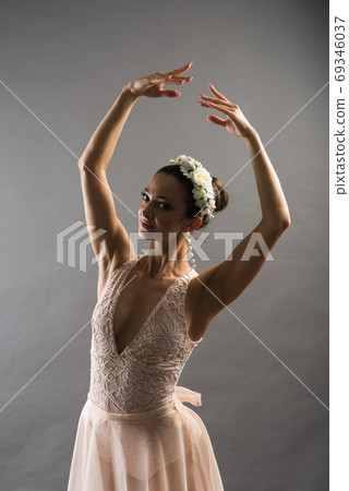 Beautiful ballet dancer posing on pointes on light grey studio background 69346037