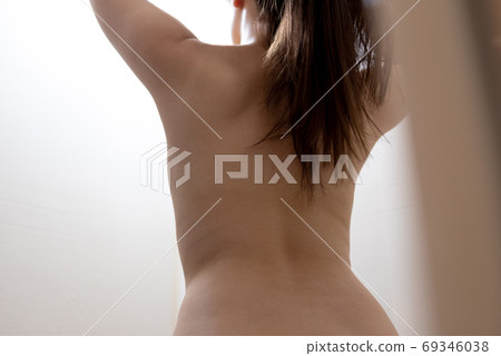 洗澡的女人的正面形象 洗澡的女人的正面形象 69346038