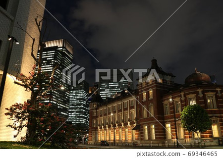 Night view of the intersection near Tokyo Station 69346465