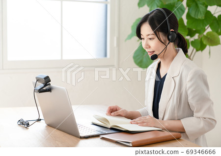 開一次年輕的女商人在線會議 69346666