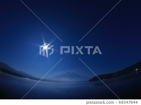 富士山夏天富士山漂浮在月光下的夜晚，山梨縣山中湖村 69347644