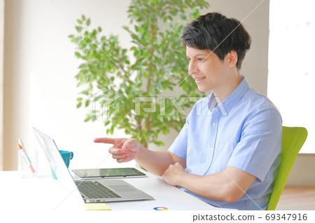在線會議_男子指著顯示屏 69347916