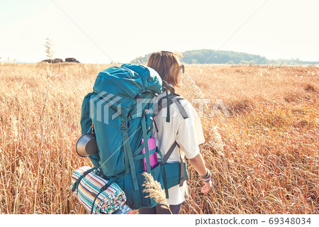 韓國年輕女子背包旅行。 69348034