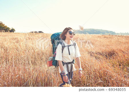 韓國年輕女子背包旅行。 韓國年輕女子背包旅行。 69348035
