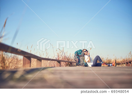 韓國年輕女子背包旅行。 韓國年輕女子背包旅行。 69348054