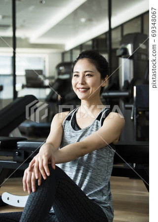 體育館女性對話 69348067