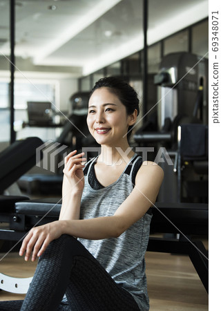 Sports gym female conversation 69348071