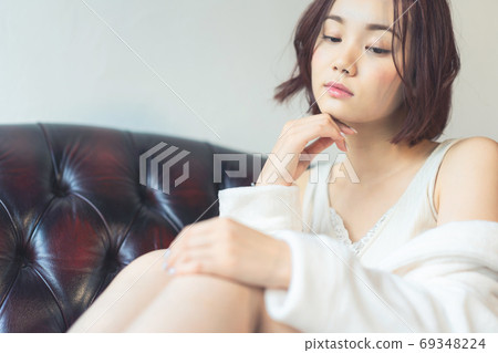 Women's beauty image skin care body care hair removal 69348224