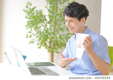 在線meeting_A人顯示一個微笑的圖形 在線meeting_A人顯示一個微笑的圖形 69348484