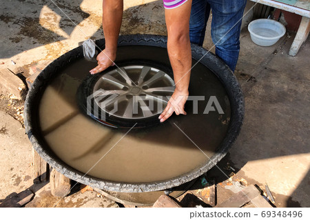 Finding a inner tube puncture in the water. 69348496