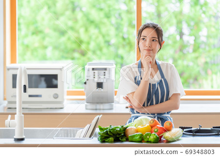 Woman thinking in the kitchen 69348803
