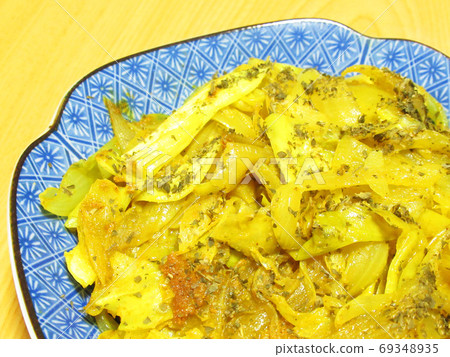 Stir-fried onion and cabbage with curry Stir-fried onion and cabbage with curry 69348935