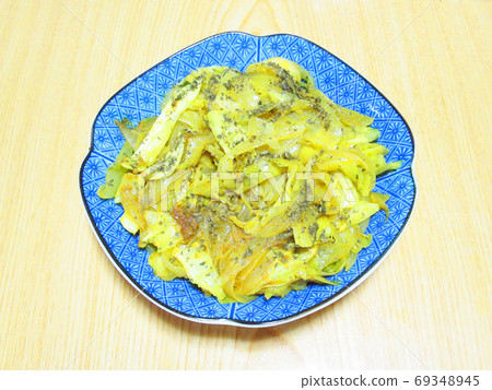 Stir-fried onion and cabbage with curry Stir-fried onion and cabbage with curry 69348945