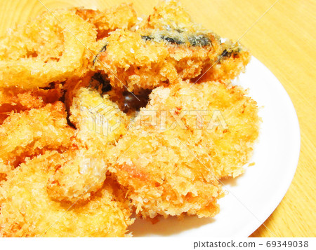Fried vegetables and fish 69349038