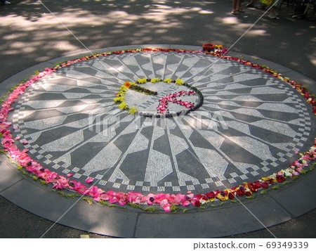 Imagine monument Imagine monument 69349339