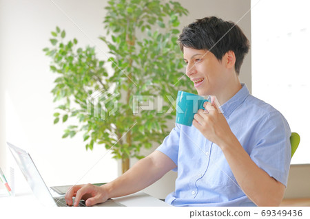 Telework_Online chat_Hi colleagues! A man who calls out Telework_Online chat_Hi colleagues! A man who calls out 69349436
