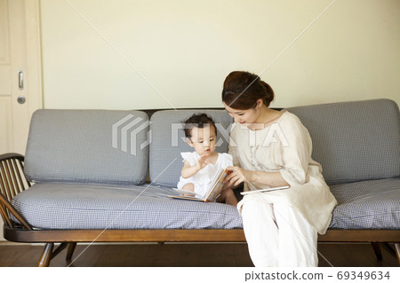Parents and children reading picture books Parents and children reading picture books 69349634
