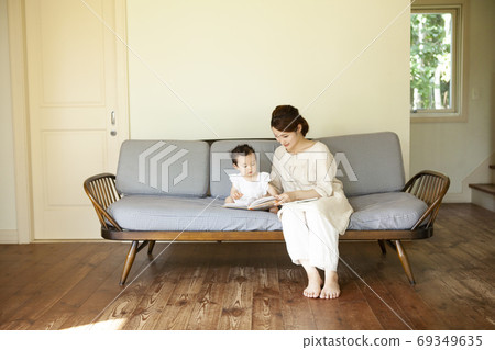 Parents and children reading picture books Parents and children reading picture books 69349635