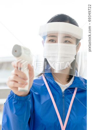 女職員測量體溫[非接觸式體溫計] 69349722