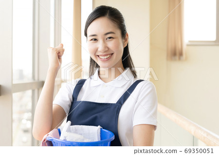 Female housekeeping staff Female housekeeping staff 69350051