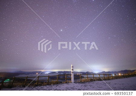 北海道鄂霍次克(Mihoro Pass)的夜空風光 北海道鄂霍次克(Mihoro Pass)的夜空風光 69350137
