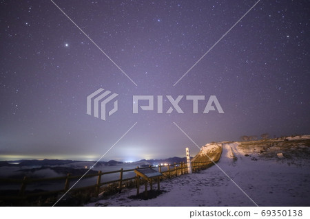 北海道鄂霍次克(Mihoro Pass)的夜空風光 北海道鄂霍次克(Mihoro Pass)的夜空風光 69350138